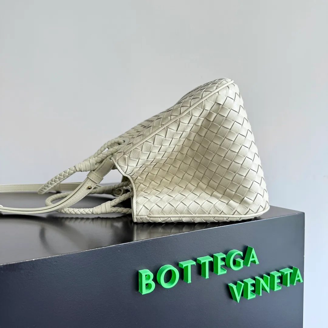 Batch 2200 Bottega Veneta Basket new woven handbag. The classic tote bag style has its own elegant and elegant temperament. It does not feel out of place whether it is commuting or casual outings. It is suitable for various occasions! The design of the woven handle is the finishing touch. The hand-woven texture is delicate and rich in texture. It is not only beautiful, but also extremely comfortable to hold. It looks low-key when held in the hand, but in fact it exudes luxurious charm. Iconic weaving process, each weave is tight and even, showing BV's exquisite production technology. The metal ring decoration is perfectly connected with the bag body, adding a sense of modernity and sophistication to the whole. Moreover, the lines of the bag body are smooth and natural, and the curvature is ergonomic. It can be perfectly adapted whether it is carried on the shoulder or carried in the hand, showing an elegant posture. Style number: 836261 Size: 31*18.5*16cm